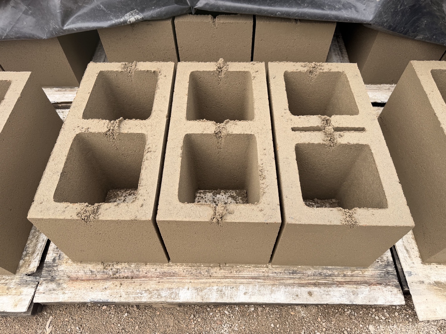 Piezas de concreto en patio de la bloquera MONOBLOCK